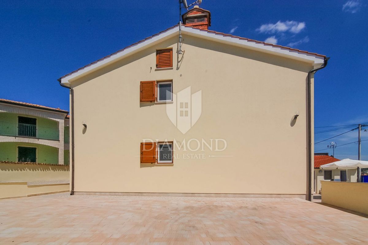 Moderna hiša z trima apartmajema v bližini Poreča