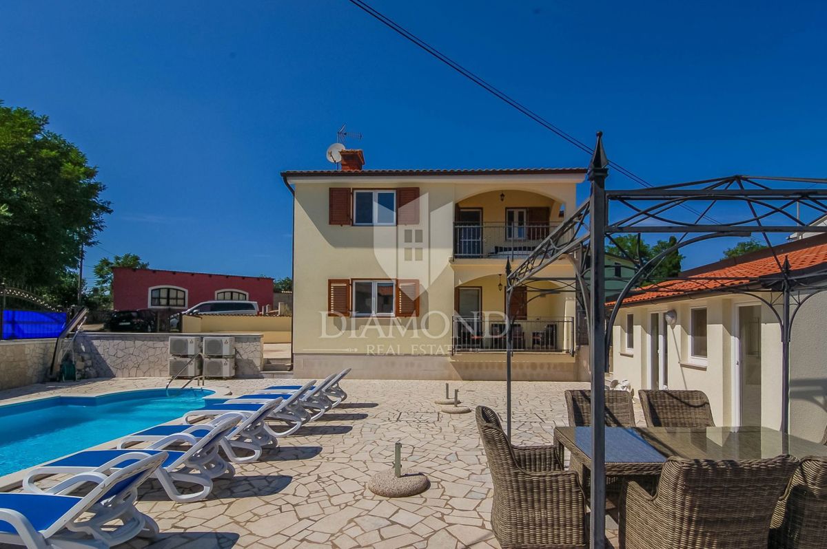Moderna hiša z trima apartmajema v bližini Poreča