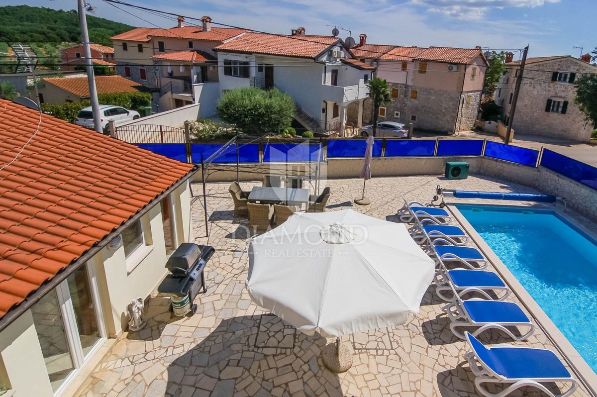 Moderna hiša z trima apartmajema v bližini Poreča