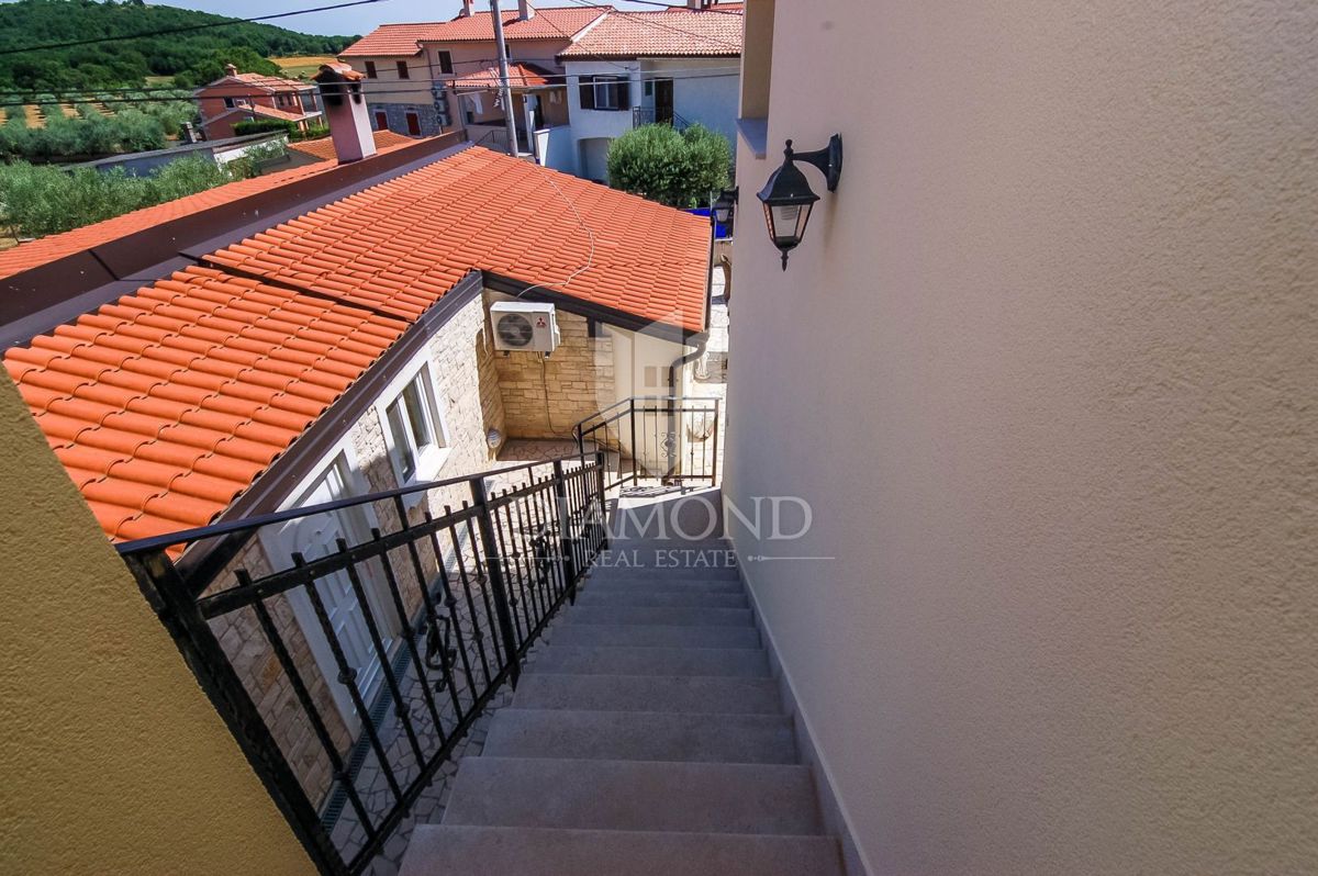 Moderna hiša z trima apartmajema v bližini Poreča