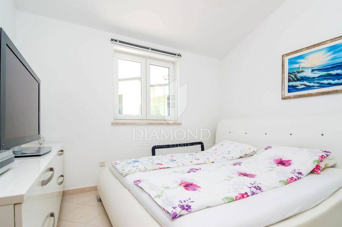 Moderna hiša z trima apartmajema v bližini Poreča