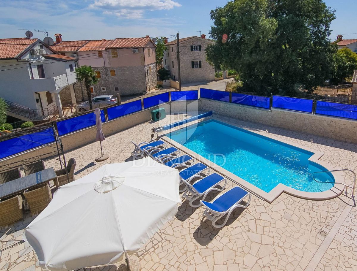 Moderna hiša z trima apartmajema v bližini Poreča