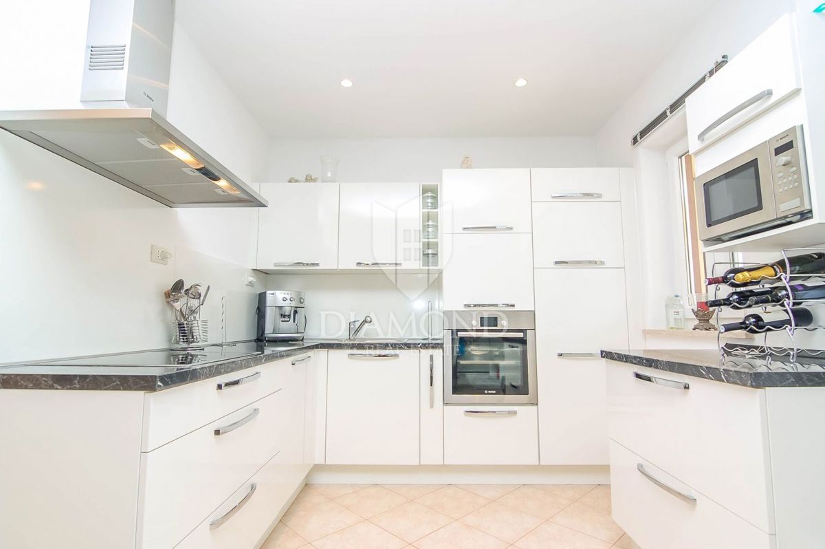 Moderna hiša z trima apartmajema v bližini Poreča