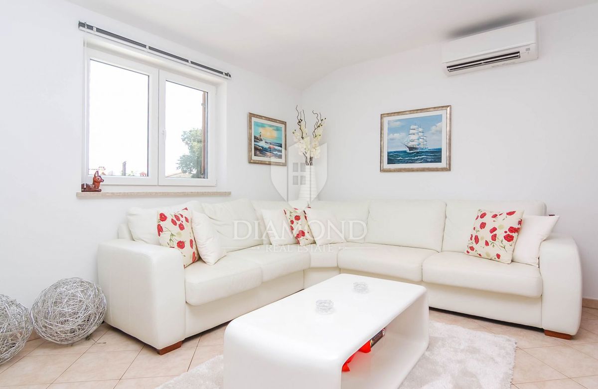 Moderna hiša z trima apartmajema v bližini Poreča