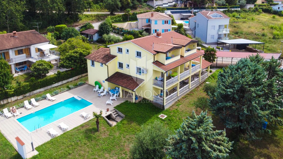 Poreč, apartmajska hiša z bazenom na atraktivni lokaciji!