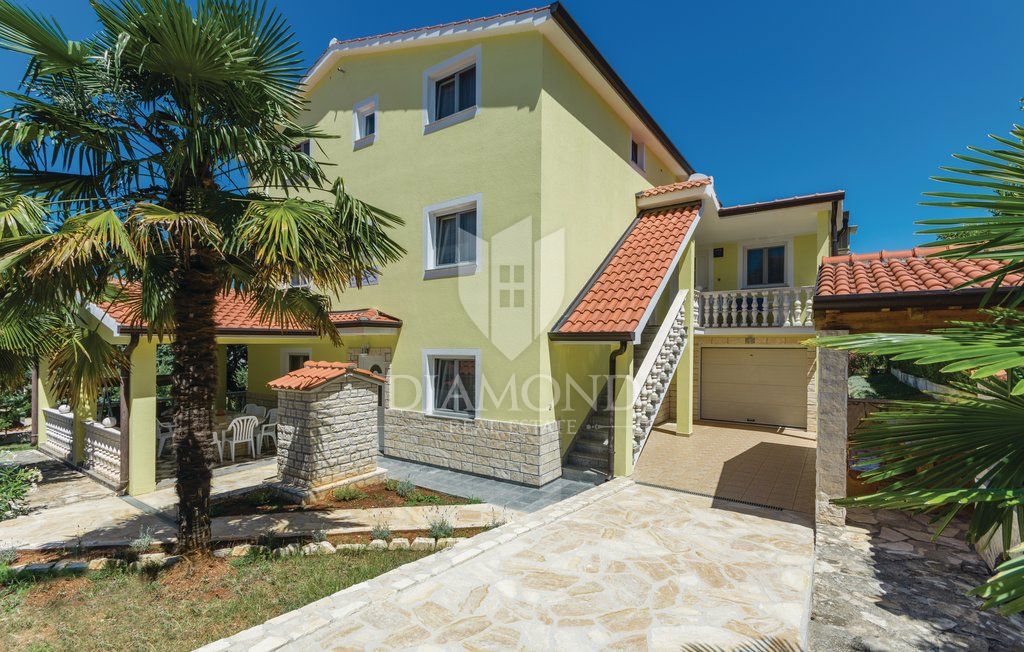 Poreč, apartmajska hiša z bazenom na atraktivni lokaciji!
