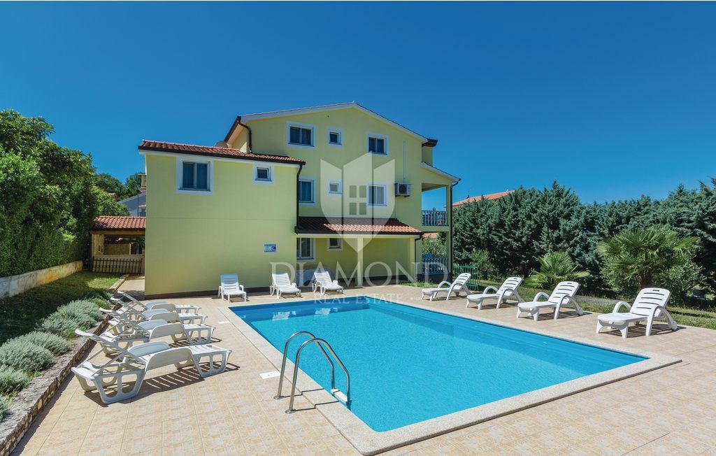 Poreč, apartmajska hiša z bazenom na atraktivni lokaciji!
