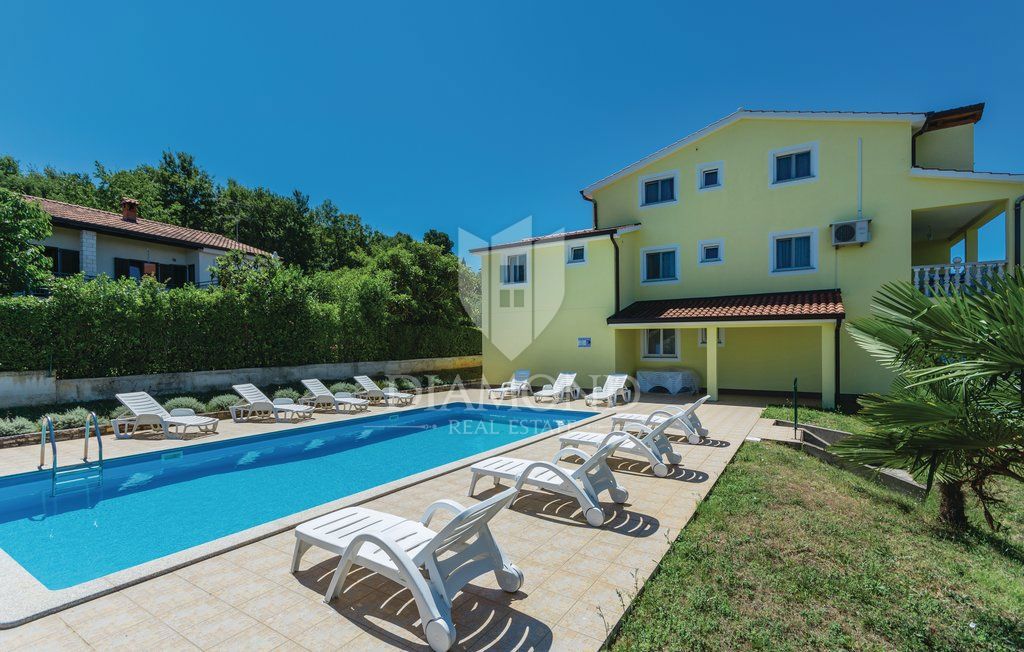 Poreč, apartmajska hiša z bazenom na atraktivni lokaciji!