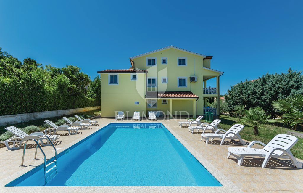 Poreč, apartmajska hiša z bazenom na atraktivni lokaciji!