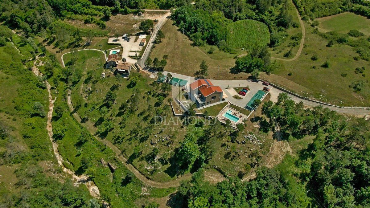 Okolica Motovuna, naselje za investicijo na mirni lokaciji