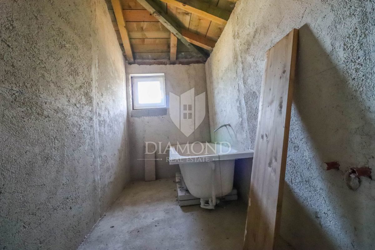 Odlična hiša s prostornim dvoriščem v okolici Fažane!