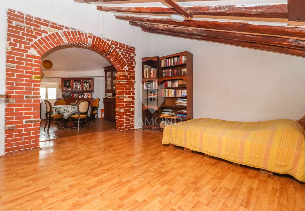 Pula, stanovanje v zgodovinski stavbi v samem centru mesta