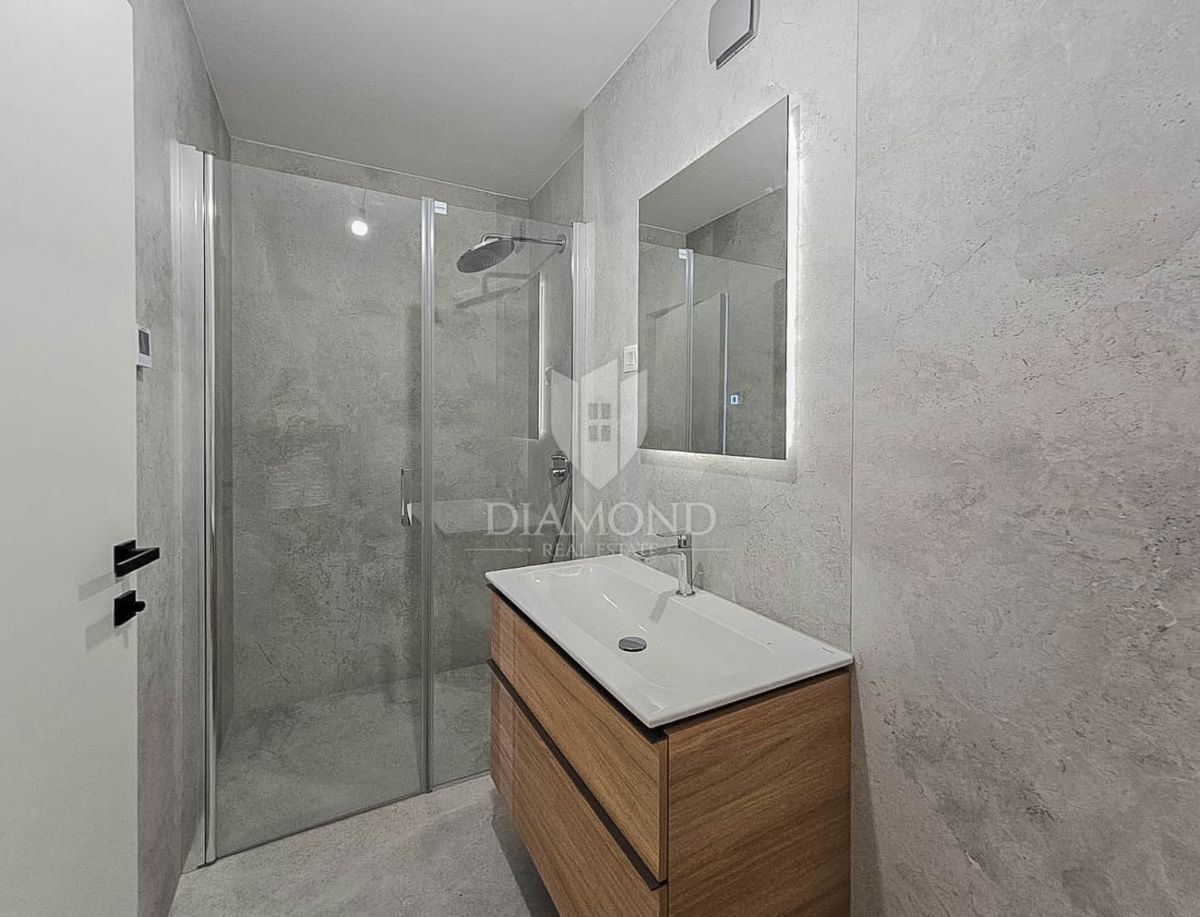 Umag, center! Apartma s pogledom na morje, 2. vrsta do morja!