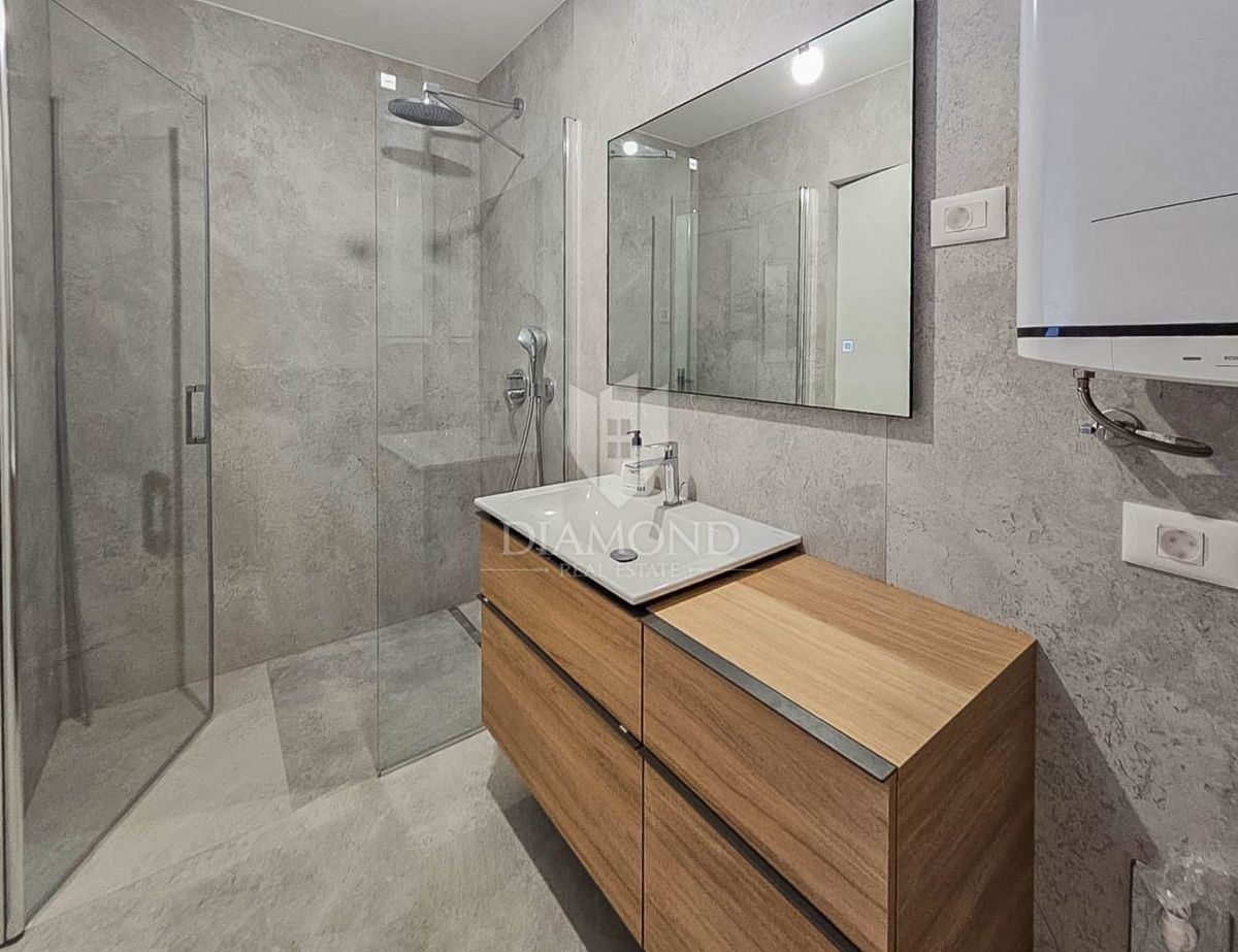 Umag, center! Apartma s pogledom na morje, 2. vrsta do morja!