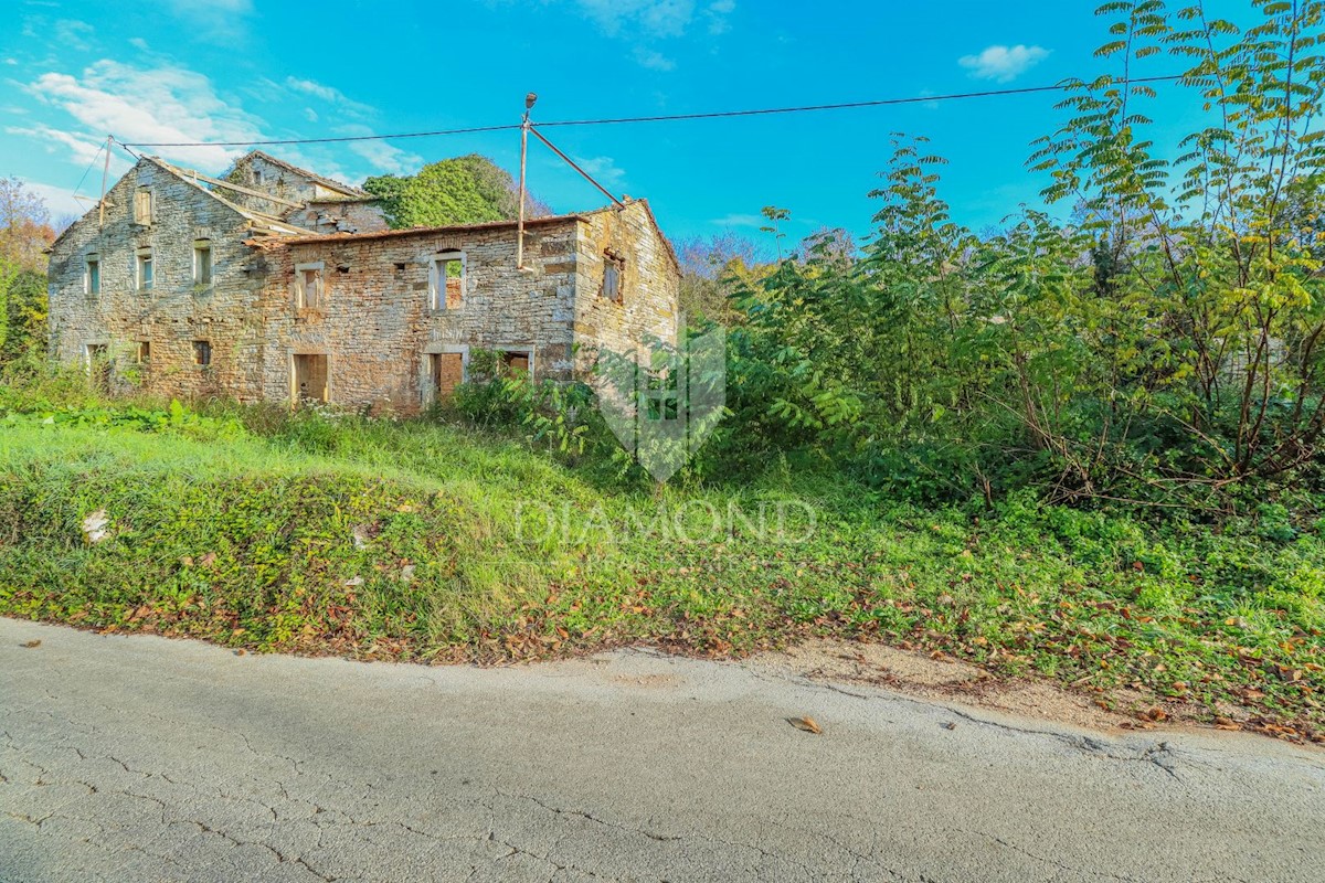 Oprtalj, okolica! Gradbeno zemljišče z ruševinami na mirni lokaciji!