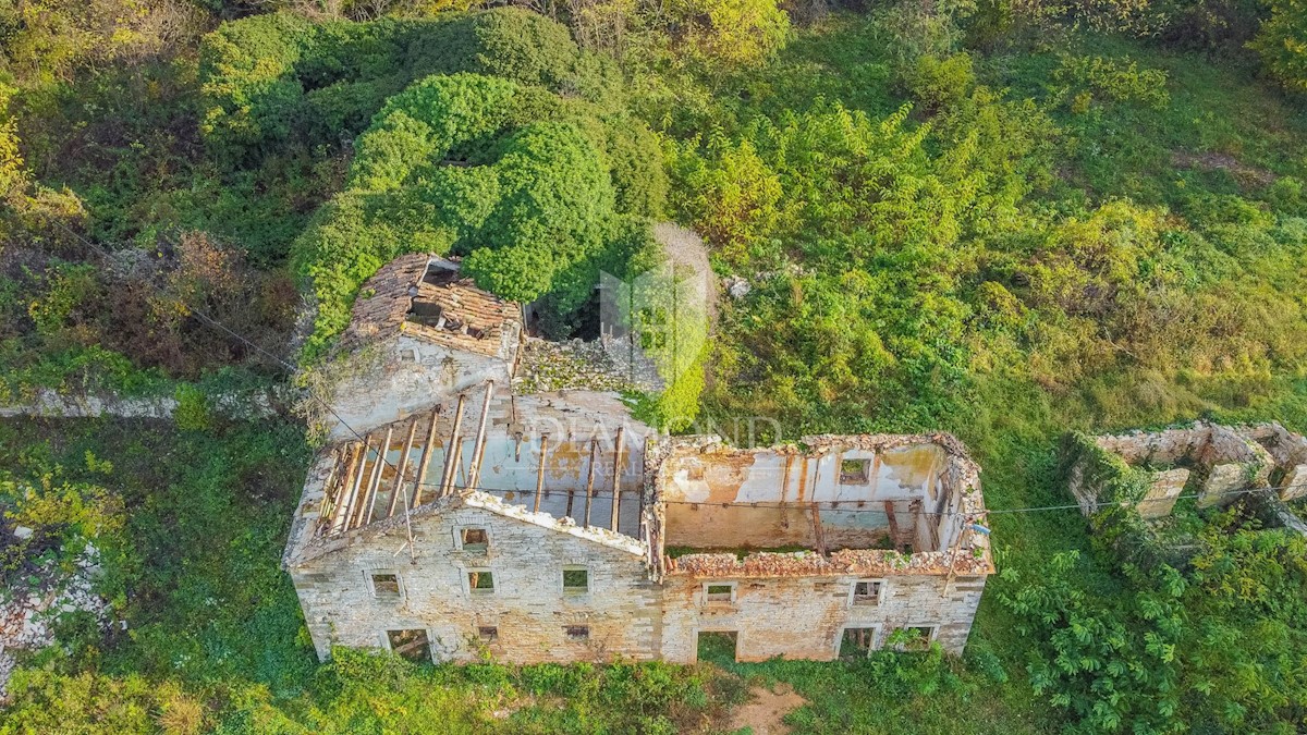 Oprtalj, okolica! Gradbeno zemljišče z ruševinami na mirni lokaciji!