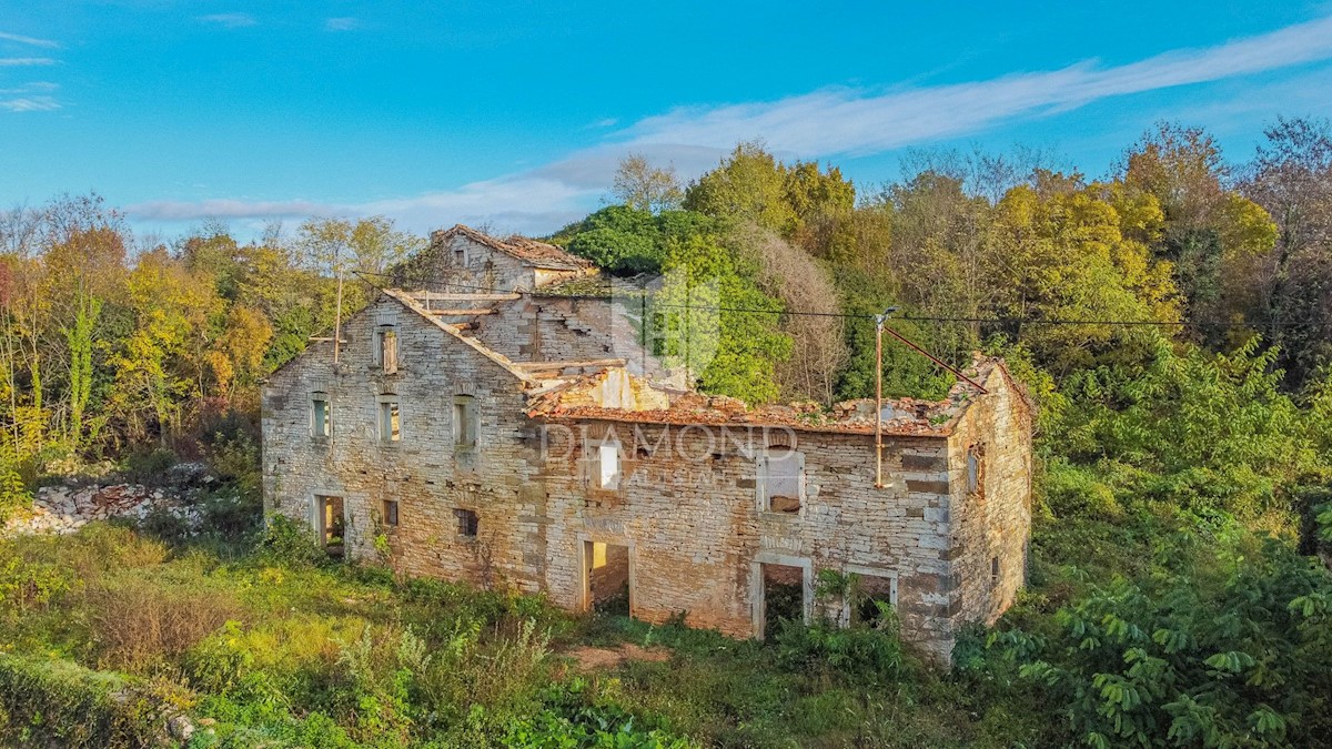 Oprtalj, okolica! Gradbeno zemljišče z ruševinami na mirni lokaciji!