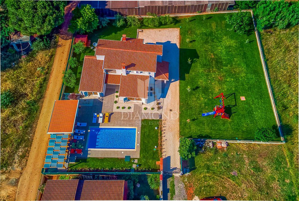 Fažana, okolica, moderna vila z velikim dvoriščem! 