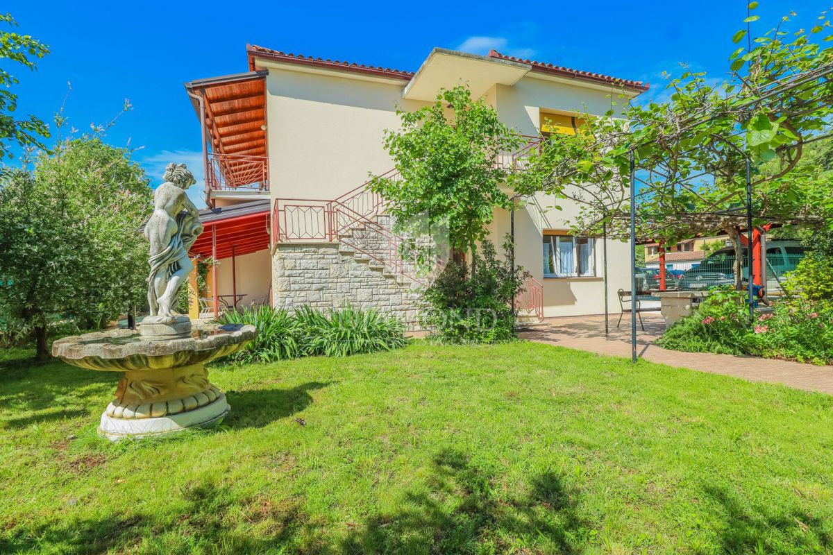 Novigrad, stanovanje z velikim vrtom, 2. red do morja!