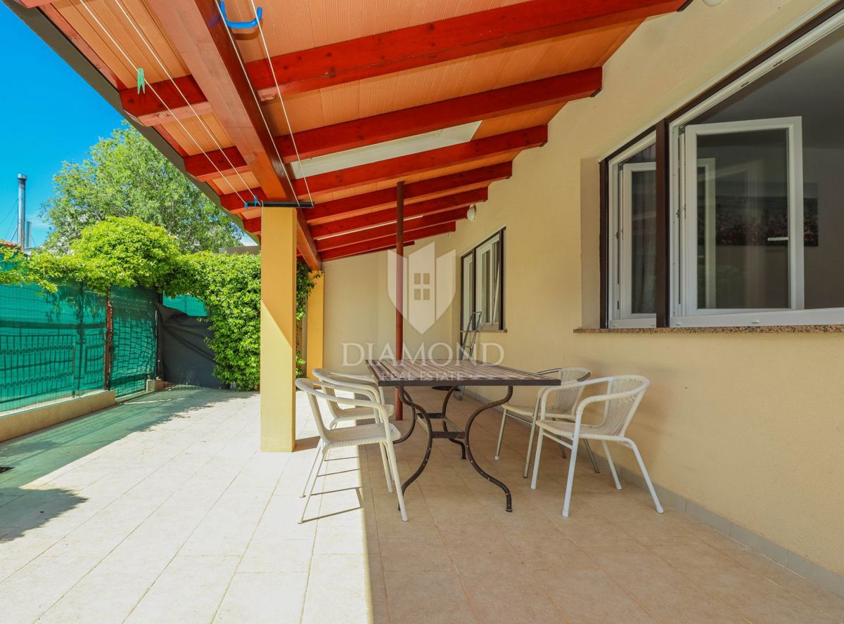 Novigrad, stanovanje z velikim vrtom, 2. red do morja!