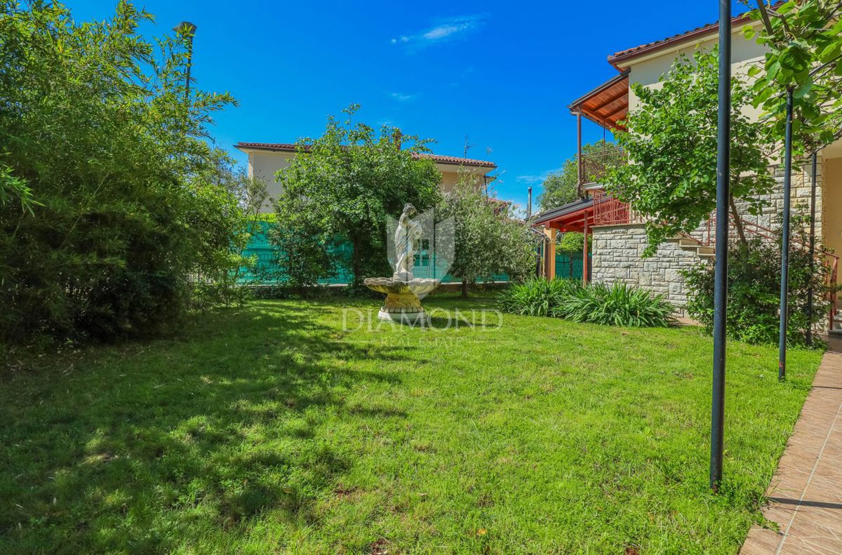 Novigrad, stanovanje z velikim vrtom, 2. red do morja!