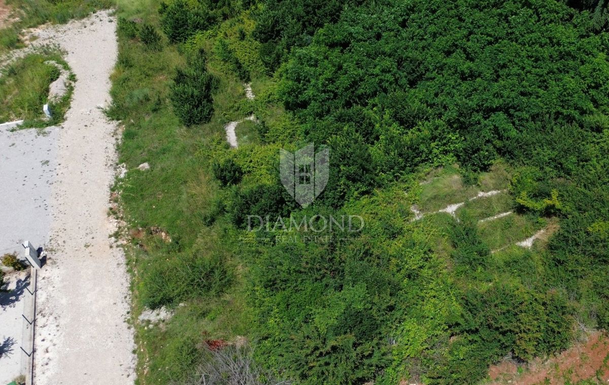 Labin, okolica, zemljišče z gradbenim dovoljenjem in pogledom na morje 