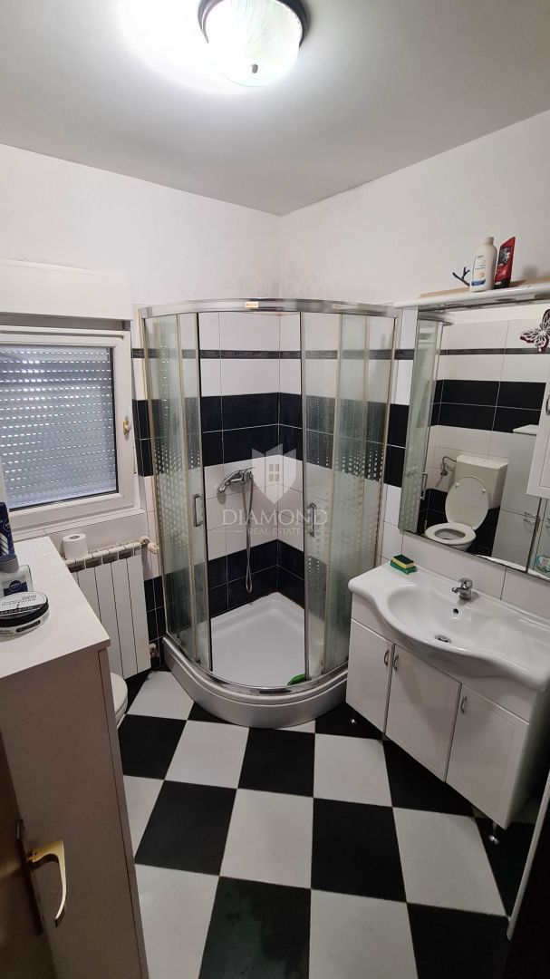 Rovinj, etaža hiše z dvema apartmajema na iskani lokaciji