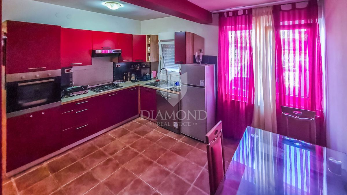 Rovinj, etaža hiše z dvema apartmajema na iskani lokaciji