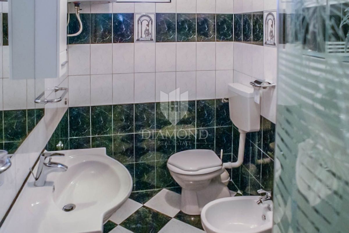 Rovinj, etaža hiše z dvema apartmajema na iskani lokaciji