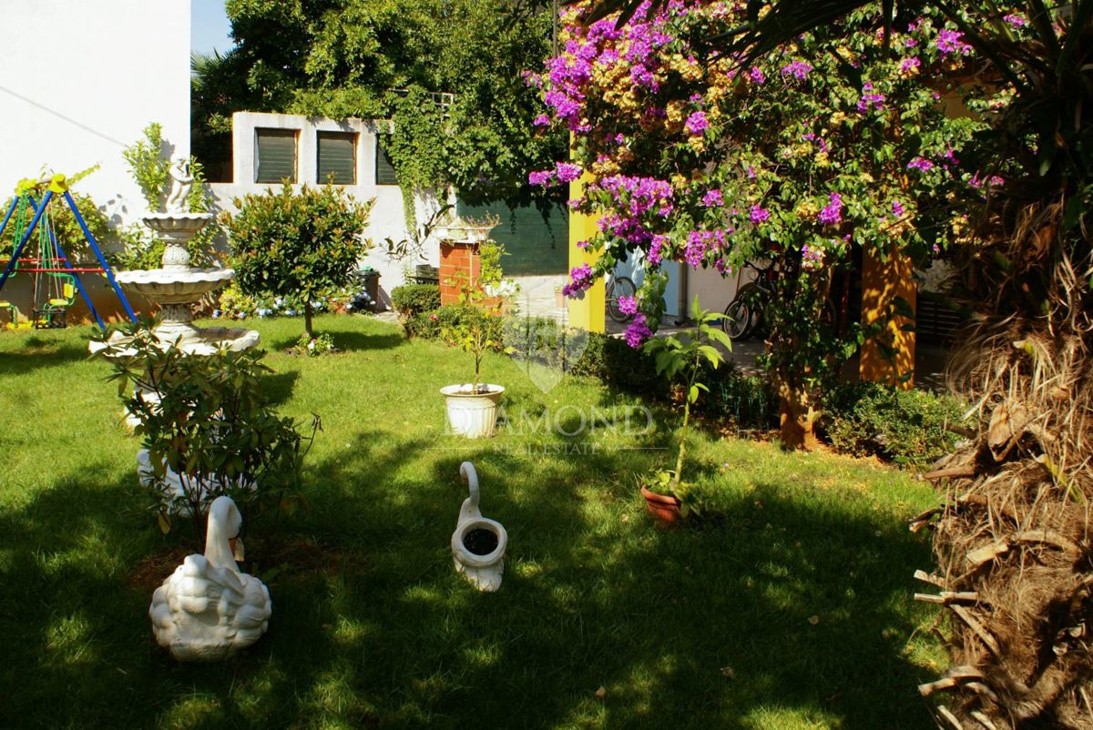 Rovinj, etaža hiše z dvema apartmajema na iskani lokaciji