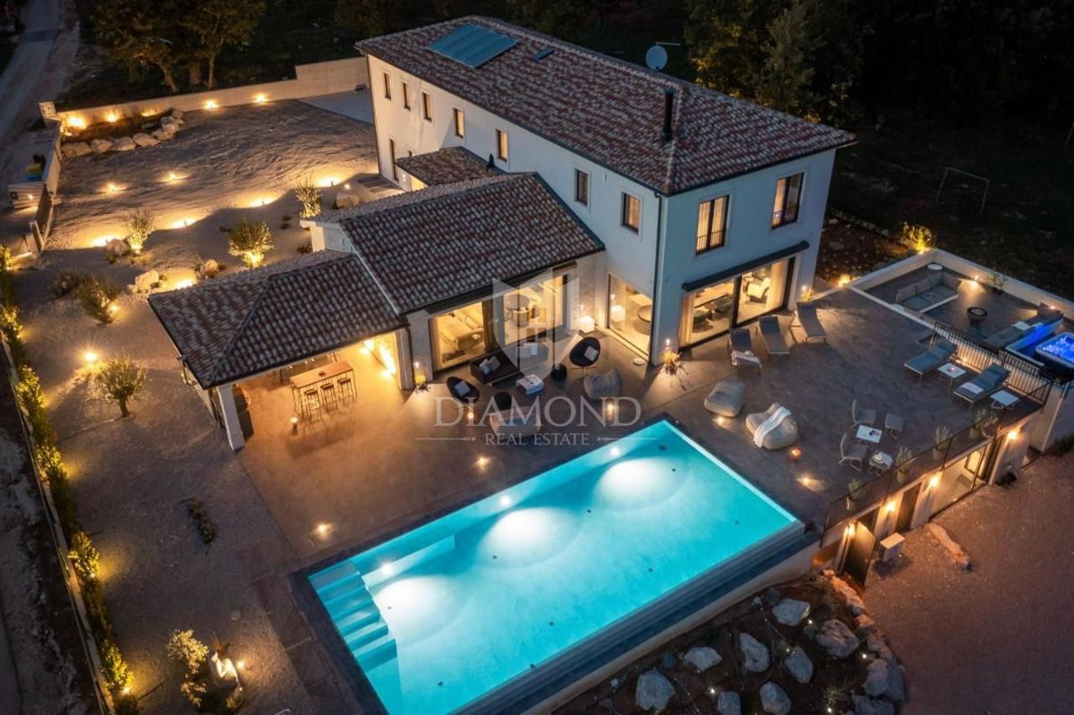 Motovun, Luksuzna hiša z bazenom in teniškim igriščem 