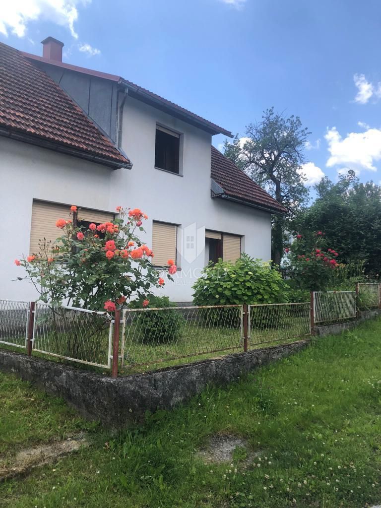 Velika hiša v Lukovdolu, blizu Vrbovskega