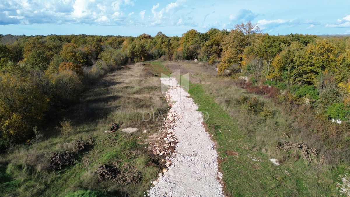 Svetvinčenat, odlično zemljišče na mirni lokaciji 
