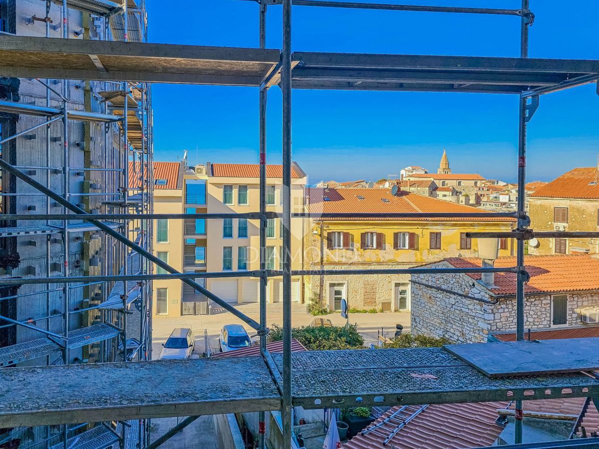 Umag, novogradnja! Luksuzno stanovanje v centru, 2. vrsta do morja!