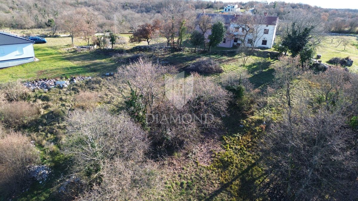 Veliko gradbeno zemljišče v okolici Barbana