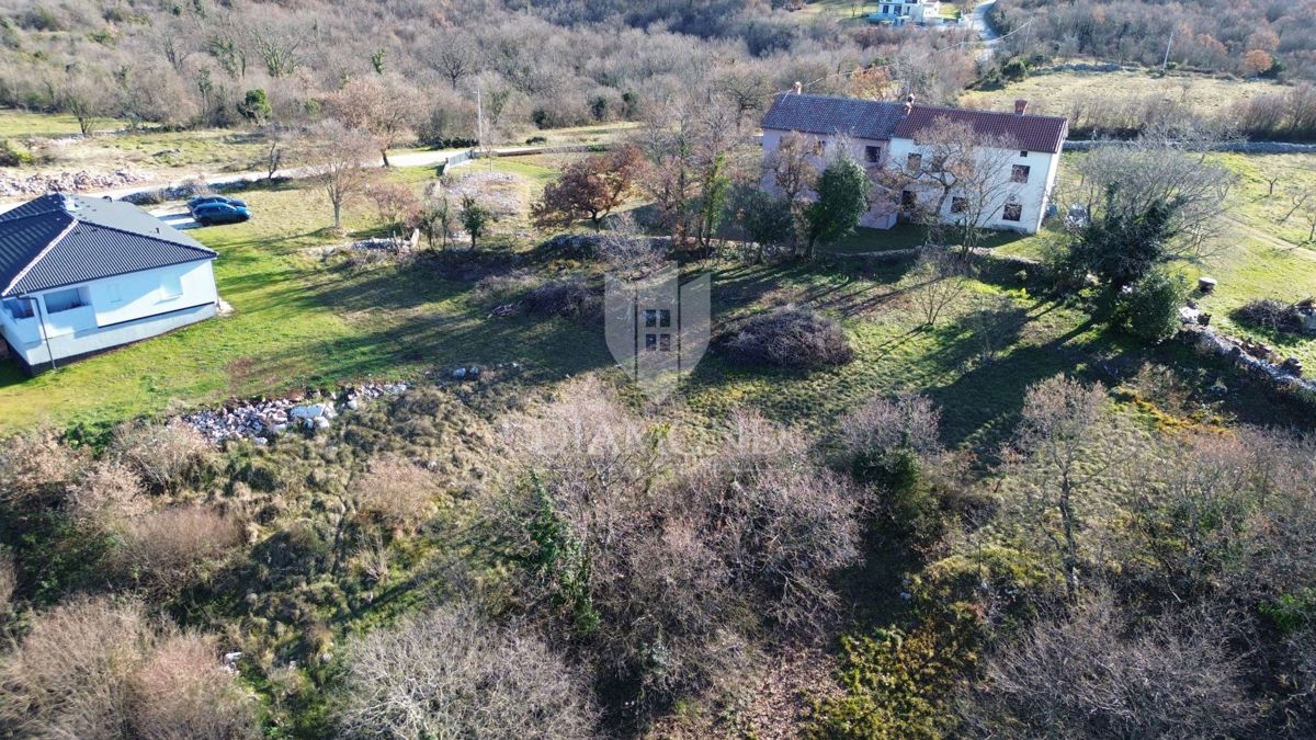 Veliko gradbeno zemljišče v okolici Barbana