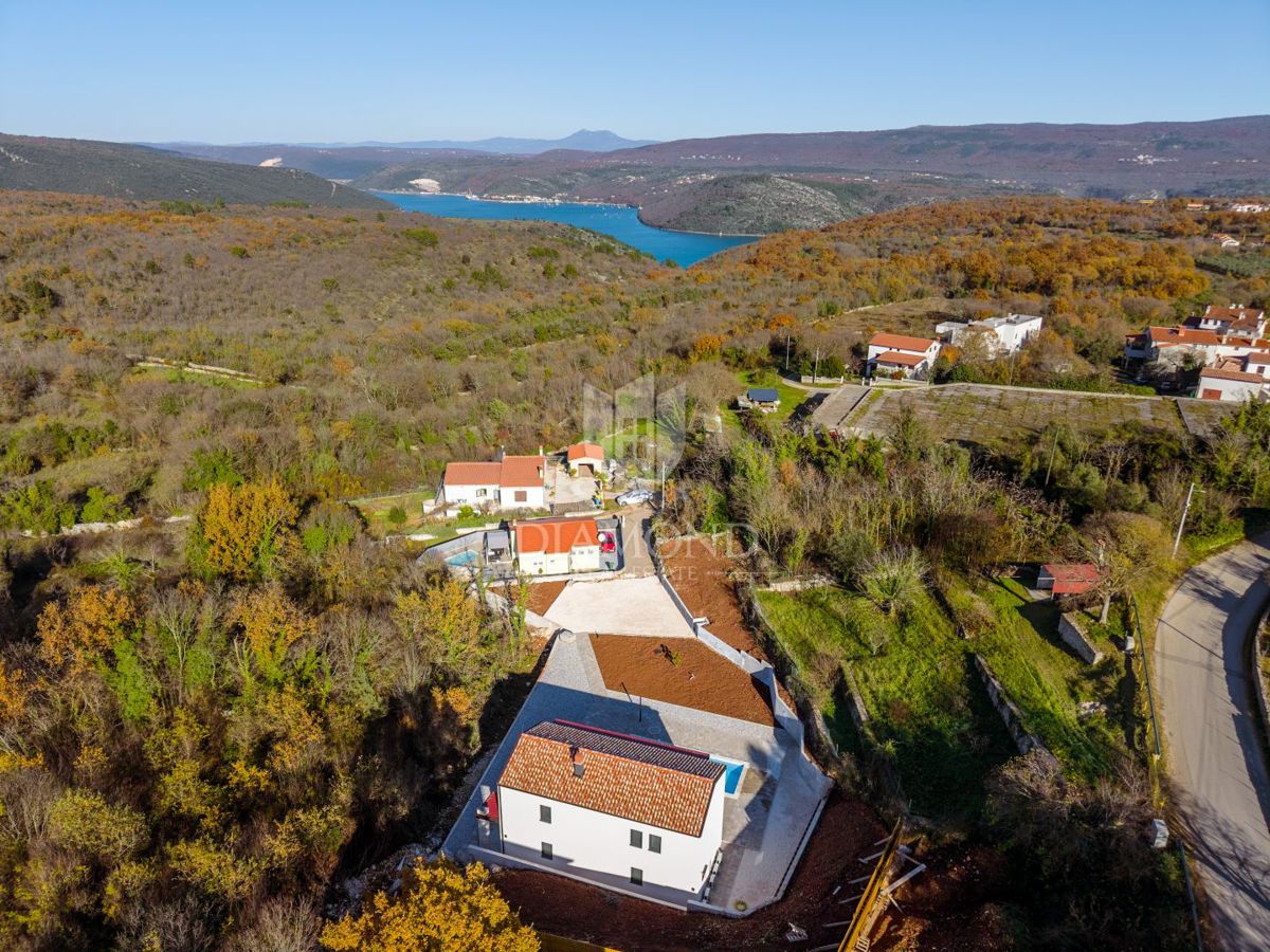 Vzhodna Istra, odlična novozgrajena počitniška hiša z bazenom