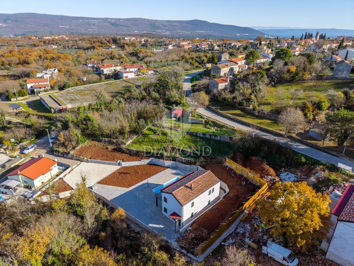 Vzhodna Istra, odlična novozgrajena počitniška hiša z bazenom