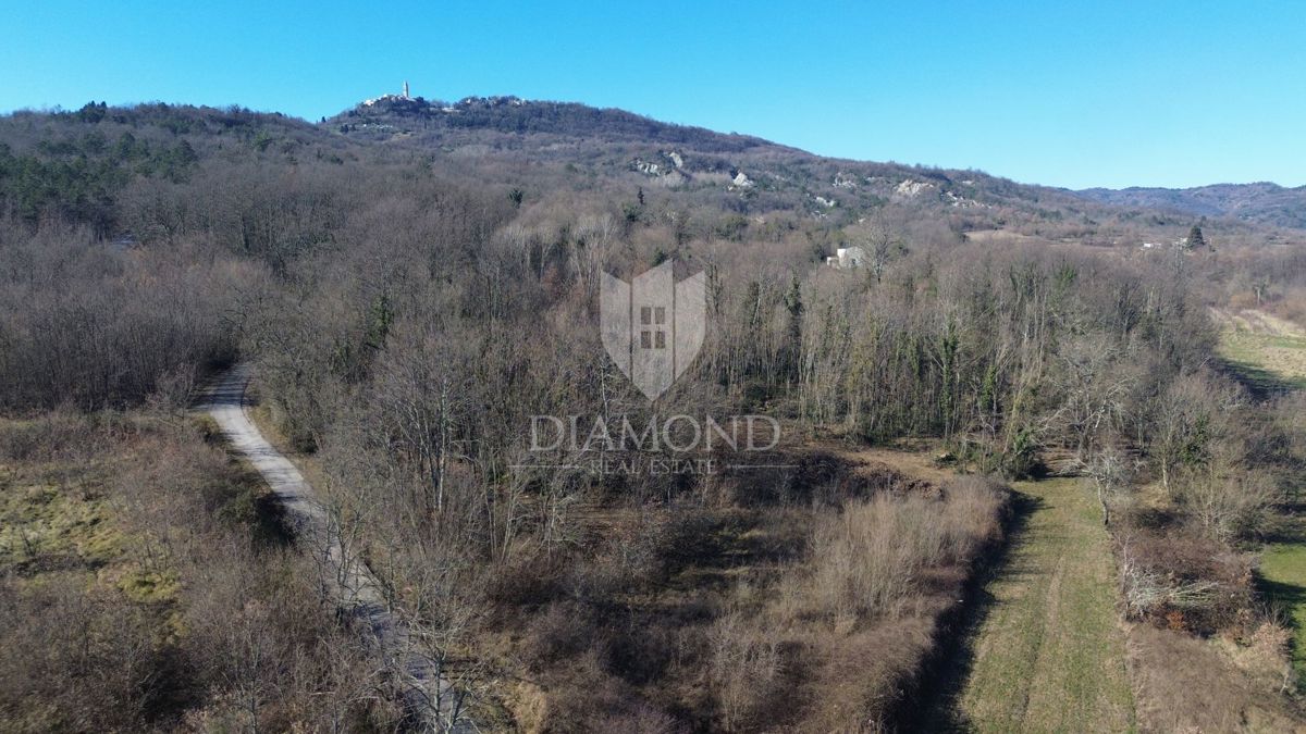 Pićan, okolica, zazidljivo zemljišče na mirni lokaciji