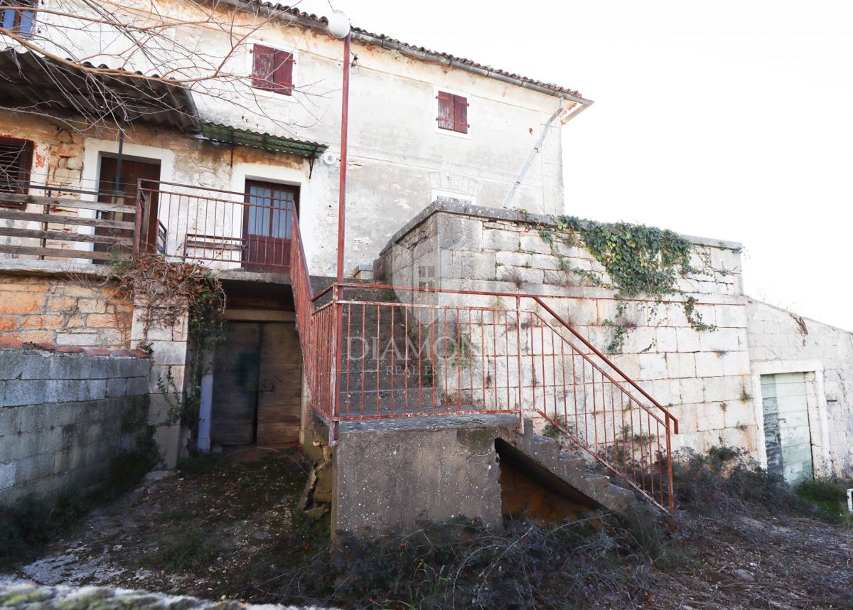 Višnjan, Okolica – Kamnata istrska hiša