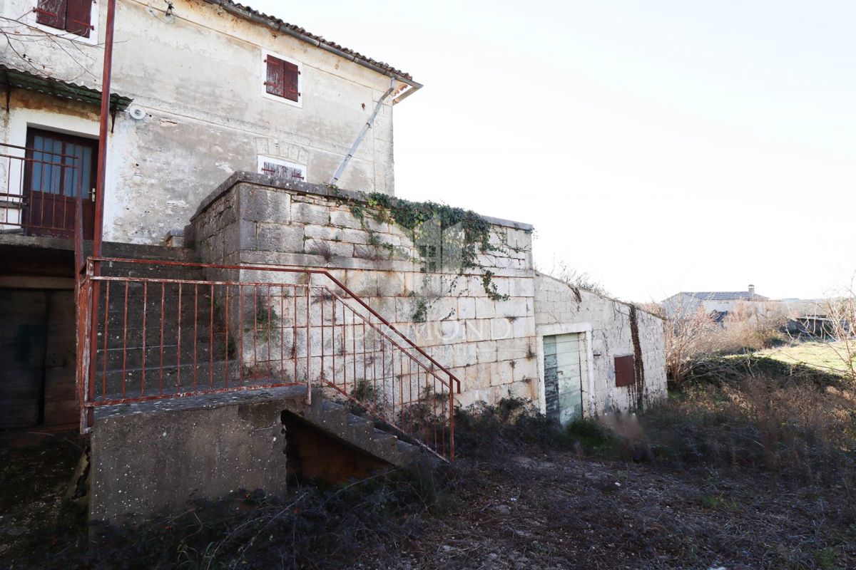 Višnjan, Okolica – Kamnata istrska hiša
