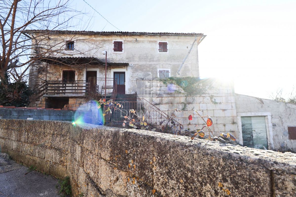 Višnjan, Okolica – Kamnata istrska hiša