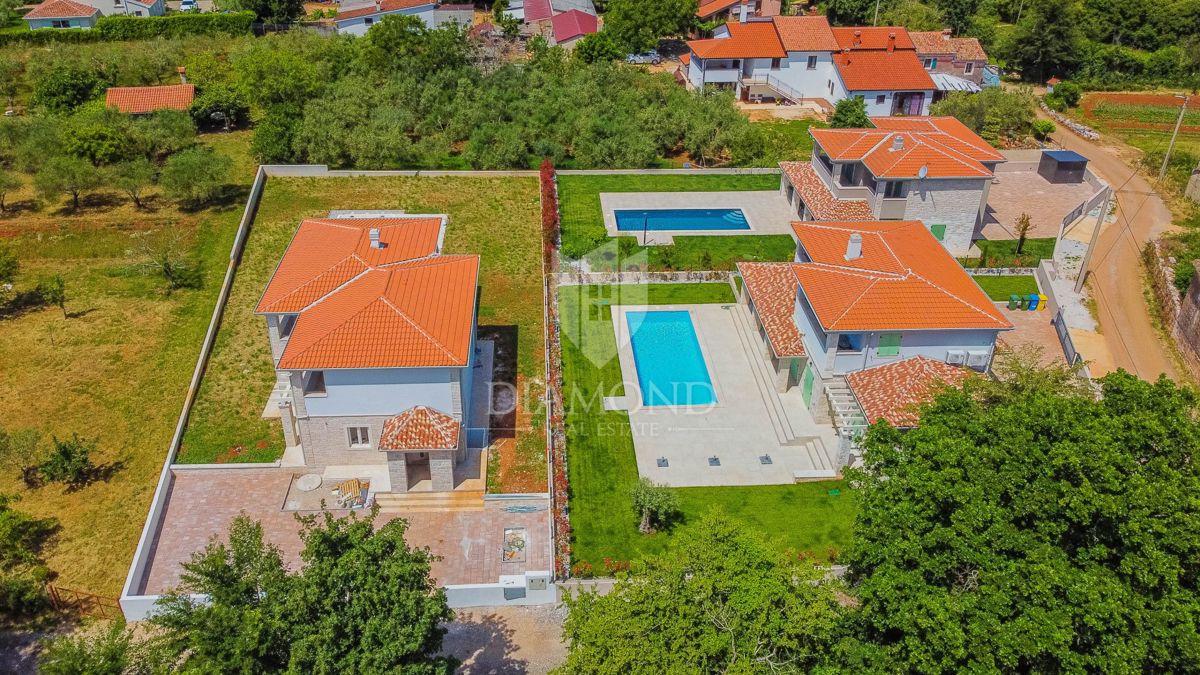 Ekskluzivno! Čudovita vila z bazenom sredi zelenja!