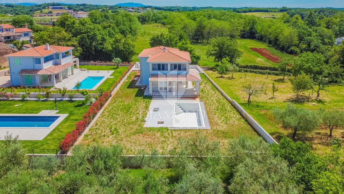 Ekskluzivno! Čudovita vila z bazenom sredi zelenja!