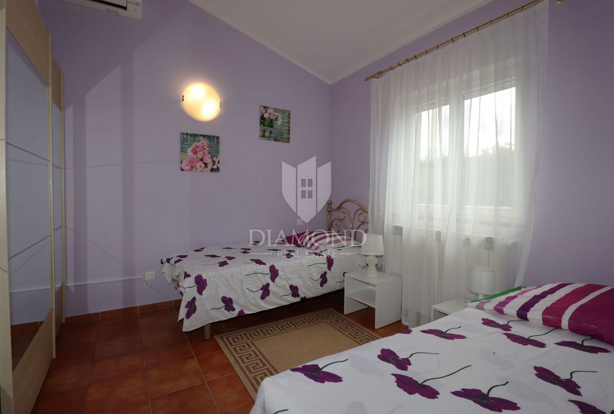 Poreč, okolica, enonadstropna hiša z urejenim vrtom, bazenom in garažo