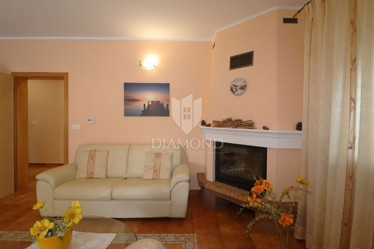 Poreč, okolica, enonadstropna hiša z urejenim vrtom, bazenom in garažo
