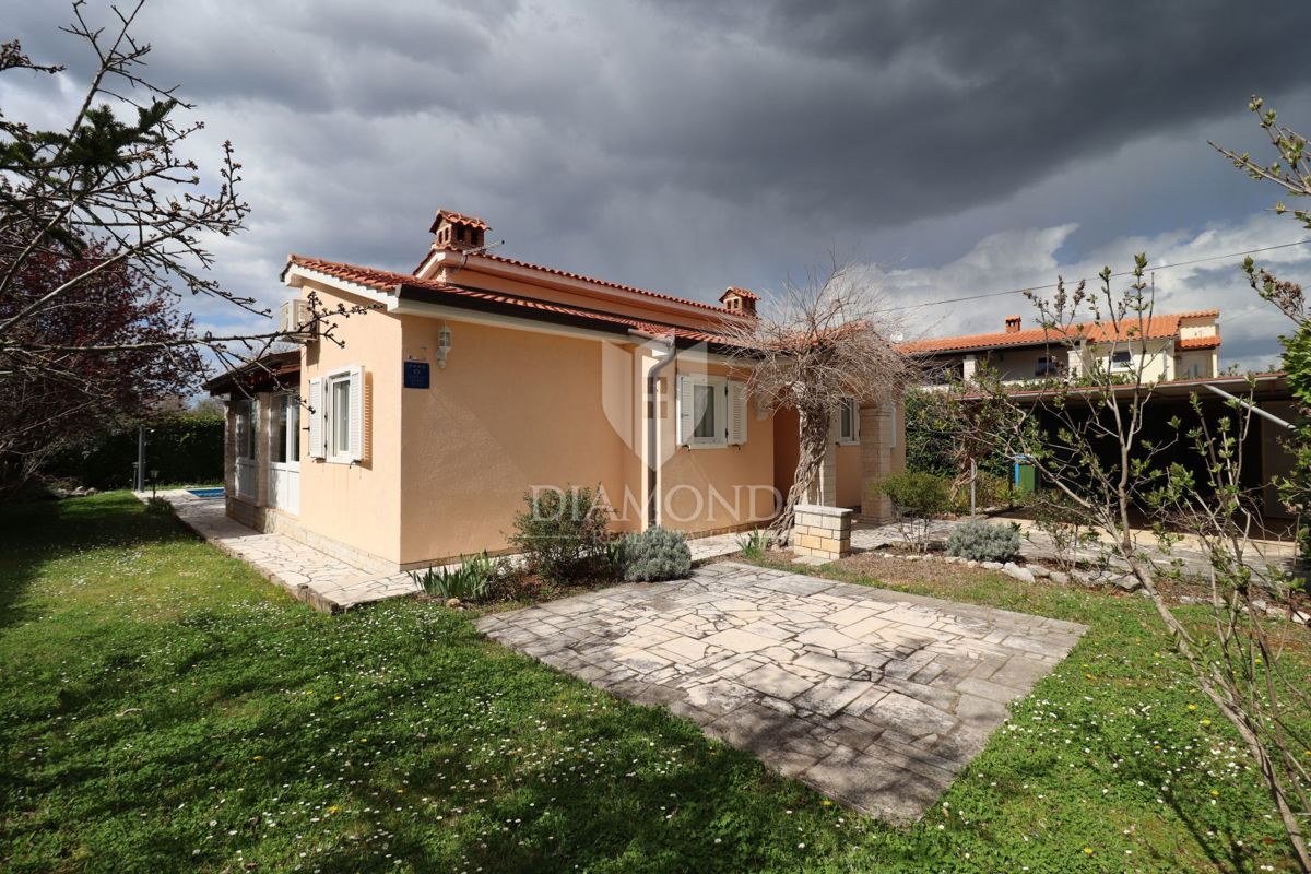 Poreč, okolica, enonadstropna hiša z urejenim vrtom, bazenom in garažo