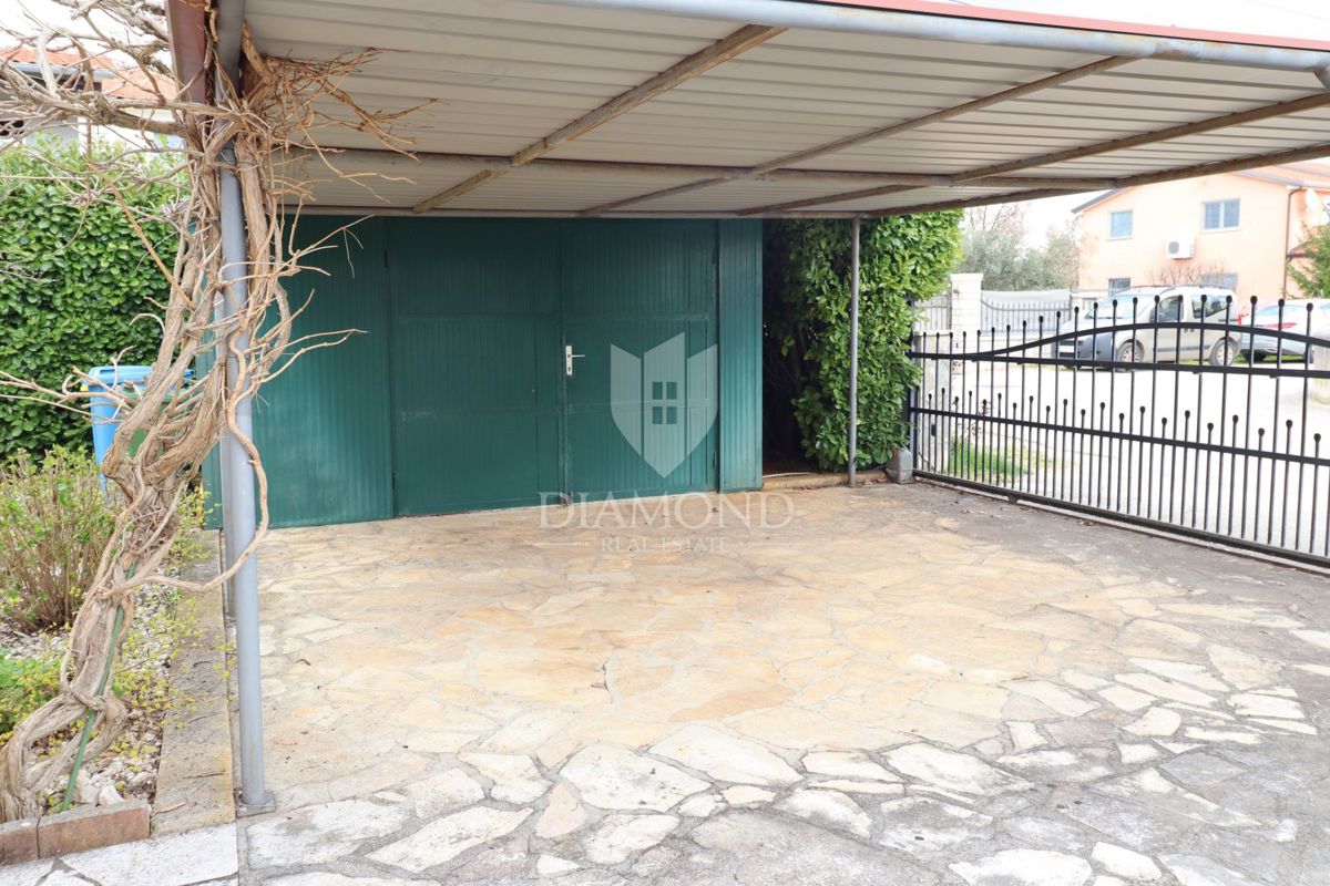 Poreč, okolica, enonadstropna hiša z urejenim vrtom, bazenom in garažo