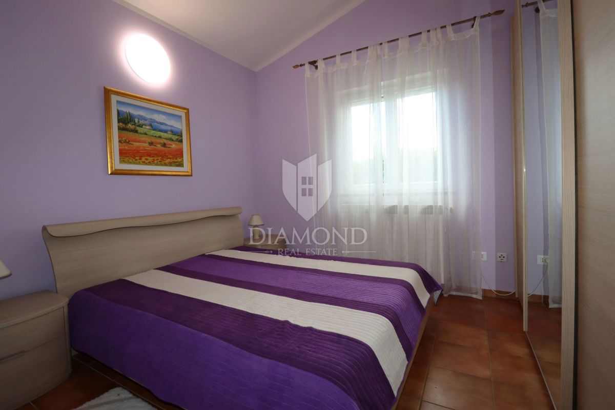 Poreč, okolica, enonadstropna hiša z urejenim vrtom, bazenom in garažo