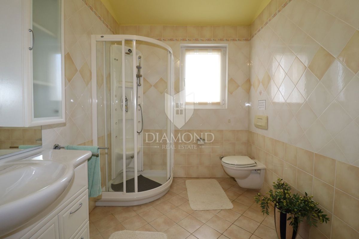 Poreč, okolica, enonadstropna hiša z urejenim vrtom, bazenom in garažo